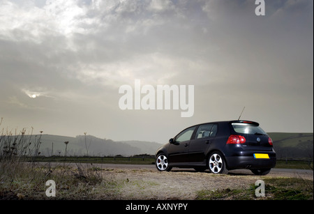 2007 Mark 5 VW Volkswagen Golf GTI Turbo noir éclairé par les flashes flash au coucher du soleil 5 roues en alliage alliages porte voiture théâtre motori Banque D'Images