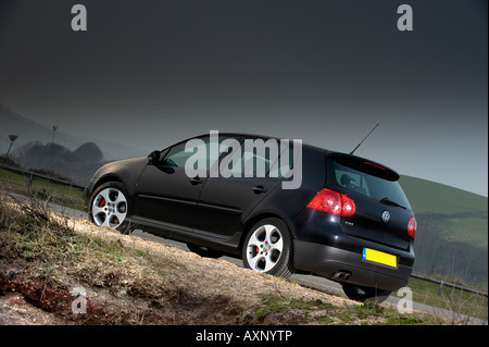 2007 Mark 5 VW Volkswagen Golf GTI Turbo noir éclairé par les flashes flash au coucher du soleil 5 roues en alliage alliages porte voiture théâtre motori Banque D'Images