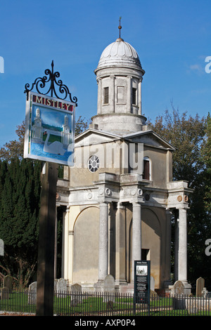 Le poteau de signalisation pour Mistley, un petit village à côté de la plus petite ville d'Angleterre Manningtree. Mistley Towers sont dans l'arrière-plan Banque D'Images