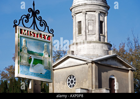 Le poteau de signalisation pour Mistley, un petit village à côté de la plus petite ville d'Angleterre Manningtree. Mistley. Les tours sont à l'arrière-plan Banque D'Images