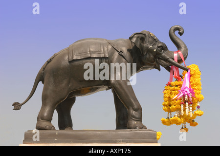 Statue de l'éléphant avec guirlande de fleurs Wat Arun Bangkok Thaïlande Banque D'Images