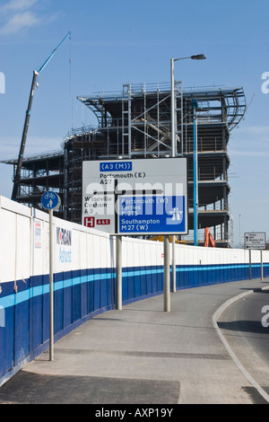 Carrefour signe avec office développement derrière dans le nord de Portsmouth et de l'hôpital à signer et panneau d'urgence Banque D'Images