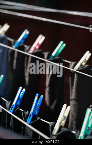La tenue des chevilles SUR LA LIGNE DE LAVAGE Banque D'Images