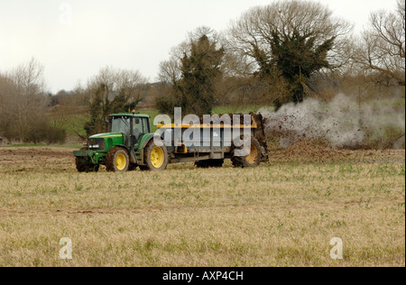 L'épandage de fumier au début du printemps. Chippenham, Cambs Banque D'Images