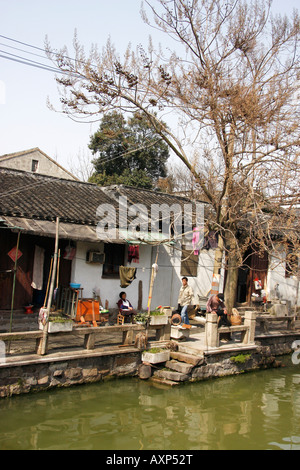 Maisons au bord de l'eau côté canal historique de Suzhou, Chine Banque D'Images