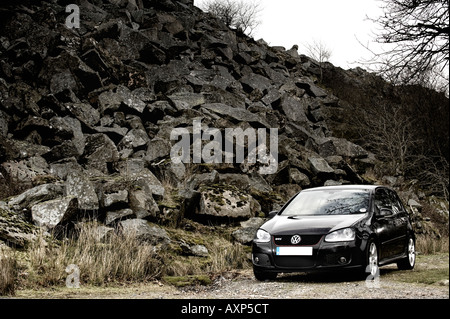 2007 Mark 5 VW Volkswagen Golf GTI Turbo voiture noir éclairé par les flashes flash au coucher du soleil 5 roues en alliage alliages porte voiture théâtre Banque D'Images