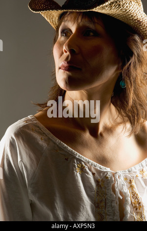 Femme au chapeau de paille Banque D'Images