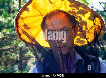 Apiculteur insectes portant un casque protecteur- voir-à travers la partie est de couleur noire permettant la vision la plus claire. Banque D'Images