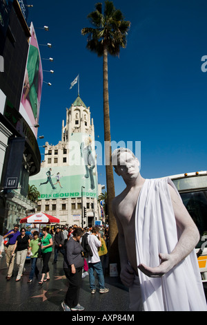 Un étudiant de l'American Academy of Dramatic Arts affiche ses compétences à combler sur Hollywood Boulevard Banque D'Images