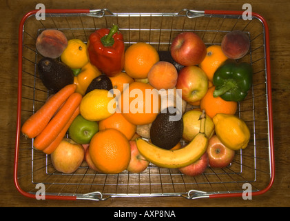 Supermarché panier plein de fruits et légumes sur la table en bois Banque D'Images