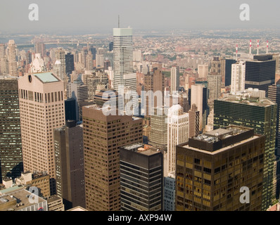 Gratte-ciel vu du haut de la roche plate-forme d'observation au Rockefeller Plaza à New York États-Unis Banque D'Images