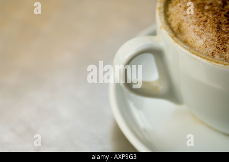 Close up l'article de tasse de cappuccino sur cafe table Banque D'Images