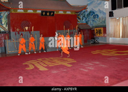 Groupe de moines de Shaolin donner un spectacle d'Arts Martiaux de Shaolin Kung Fu en salle d'exposition près de Shaolin monastère bouddhiste Banque D'Images