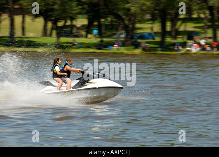 Teenage boy and girl sur le jet ski. Banque D'Images
