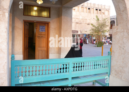 Deux femmes à l'extérieur d'une mosquée à Souq Waqif, Doha, Qatar. Banque D'Images