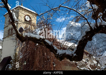 L'église du village, Samoens, Haute-Savoie, France Banque D'Images