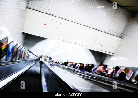 Les navetteurs sur les escaliers mécaniques dans le métro de Londres Banque D'Images