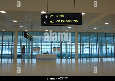 Panneaux à l'entrée dans le Terminal 1 de l'aéroport Pearson de Toronto, Toronto (Ontario) Canada Banque D'Images