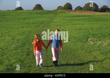 Europe Royaume-Uni Londres Mitcham Common deux filles marcher dans un parc Banque D'Images