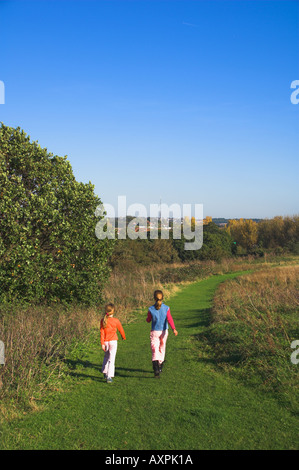 Europe Royaume-Uni Londres Mitcham Common deux filles marcher dans un parc Banque D'Images