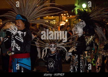 Le Jour des Morts 2005 procession d'Olvera Street dans le Paseo de la Plaza, partie la plus ancienne de Los Angeles, Californie du Sud Banque D'Images