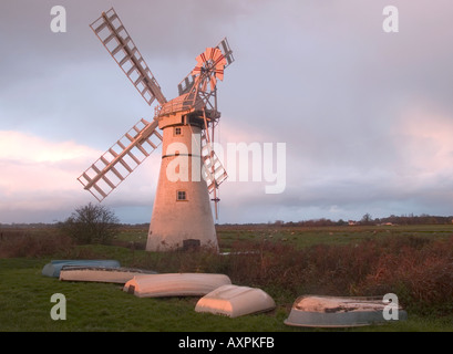 THURNE MOULIN avec bateaux renversés au coucher du soleil, Norfolk Broads, East Anglia, Angleterre, Royaume-Uni, Banque D'Images