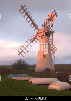 THURNE MOULIN avec bateaux renversés au coucher du soleil, Norfolk Broads, East Anglia, Angleterre, Royaume-Uni, Banque D'Images