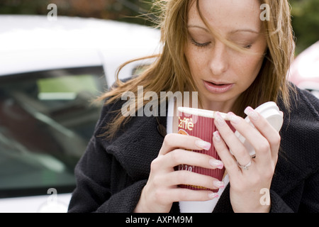 Woman taking pause café de conduire Banque D'Images