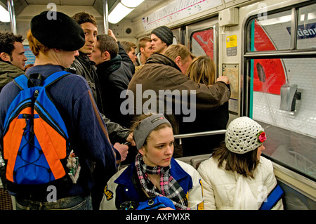 Les usagers du métro en voiture déplacer conduite rapide déménagement Transport routier trafic rush embouteillage transports Paris France Banque D'Images