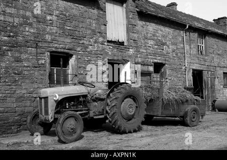 Old Grey Fergie avec remorque sur Cumbria Banque D'Images