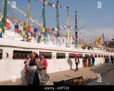 STUPA BOUDHANATH orné de drapeaux de prière BASE Katmandou Népal Asie Banque D'Images