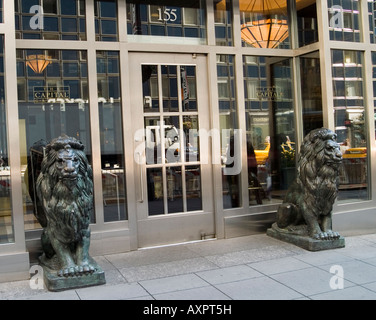 Deux statues de lion gardant l'extérieur d'un bâtiment sur Lexington Avenue à New York USA Banque D'Images