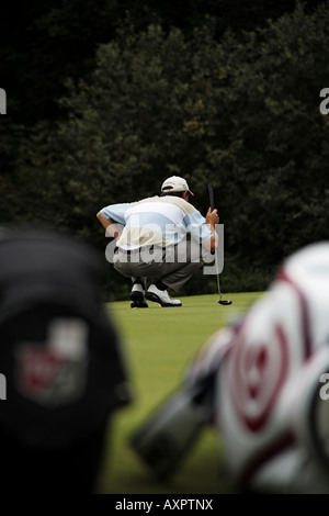 Padraig Harrington l'Irlande d'alignement d'un putt à l'Open International de BMW Allemagne 2006 Banque D'Images