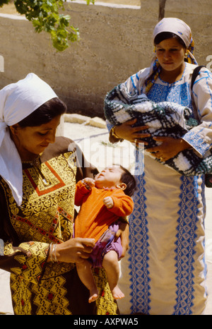 Cisjordanie Israël Christian Aid Woman Holding Bébés Banque D'Images