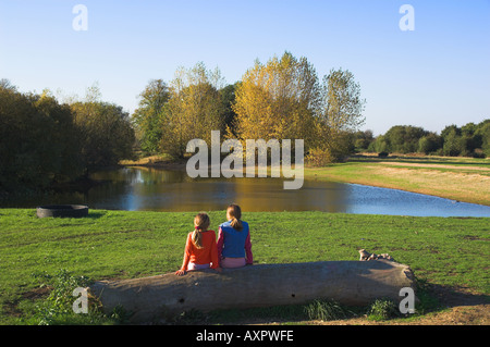 Europe Royaume-Uni Londres Mitcham Common deux filles assis dans un parc Banque D'Images