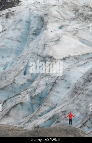 Un randonneur se délecte dans la taille et la beauté du glacier du Saint-Laurent dans le Prince William Sound. Banque D'Images