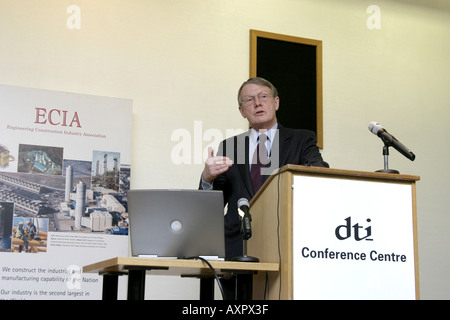 Rt.député.Alun MICHAEL MP.ministre d'État à l'industrie et les régions.parlant.Londres. 2004 Banque D'Images