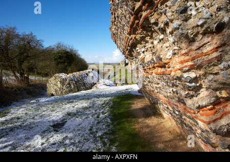 Les anciens murs Romains à Burgh Castle près de Great Yarmouth après une chute de neige légère Banque D'Images