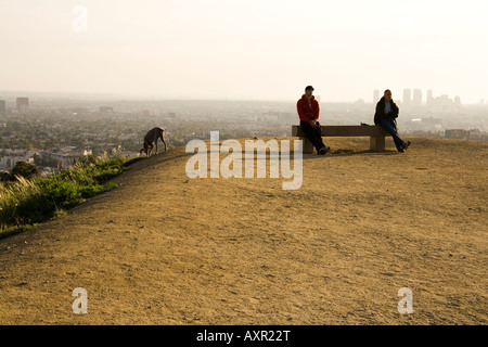 Des gens assis sur un banc sur un chemin du canyon à Hollywood Hills, LA Banque D'Images