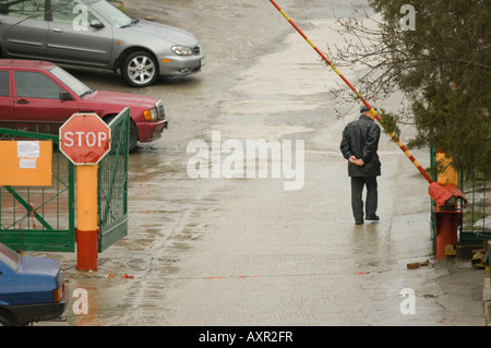 Homme marchant à travers la porte sans surveillance d'un parc de stationnement, l'autonomie de la Crimée, Ukraine Banque D'Images