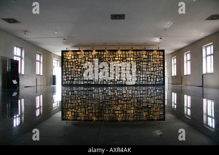 Panel de photographies de famille dans le sauna, à l'l'ancien camp de concentration Nazi, Auschwitz-Birkenau, en Pologne. Banque D'Images