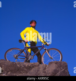 Vélo de montagne VTT et vélo avec commandes sur le dessus de falaise de roche Banque D'Images