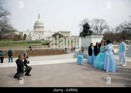 Photographe à prendre des photos de Quinceanera Party en face du Capitole, Washington DC, USA Banque D'Images