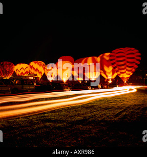 Montgolfières éclairées la nuit, Montgolfières près de Armstrong, au nord de la région de Thompson Okanagan, BC, British Columbia, Canada Banque D'Images