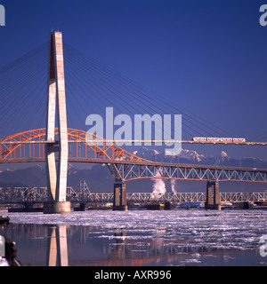 Les ponts sur la rivière Fraser, New Westminster à Surrey, BC, en Colombie-Britannique, Canada - Skytrain sur SkyBridge, pont Pattullo Banque D'Images