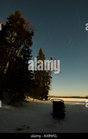 STAR DÉPLACEMENT SUR UN LAC GELÉ ET EN TRAÎNEAU À CHIENS Boundary Waters Canoe Area au Minnesota Banque D'Images