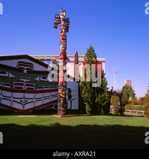 Les Kwakwaka'wakw (kwakiutl) Longue Maison et Totem en 'Thunderbird' dans le parc Victoria, sur l'île de Vancouver British Columbia Canada Banque D'Images