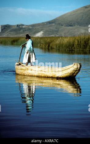 Femme dans les îles Uros bateau de roseaux du lac Titicaca au Pérou Banque D'Images
