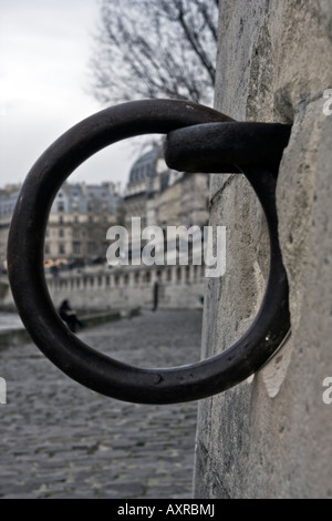 Les bâtiments par un anneau d'amarrage sur la rive gauche de la Seine à Paris, France, Europe Banque D'Images