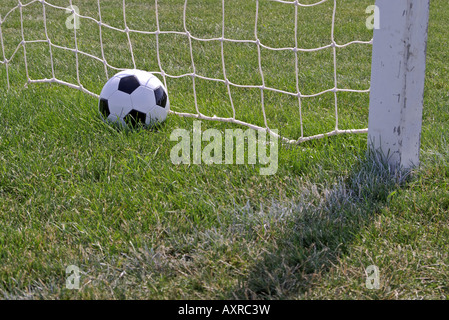 Ballon de soccer close up dans le net Banque D'Images